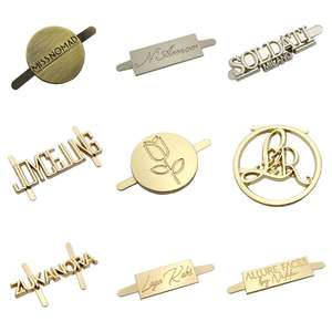 Etiquetas de nombre de alta calidad Forma rectangular Logotipo impreso personalizado Insignia de nombre magnética de metal para el personal del hotel - Product Image 4