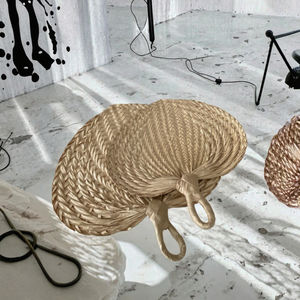 Éventail à main en <span class=keywords><strong>raphia</strong></span> naturel Buri Style Boho en forme de feuille Fabriqué à la main Tenture murale écologique Maison Art Déco pour la décoration de mariage à la plage - Product Image 4