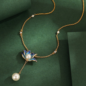 Collana con Pendente a Fiore di Loto Blu Smaltato e Perle, Gioiello Floreale Scintillante per Donne - Product Image 3
