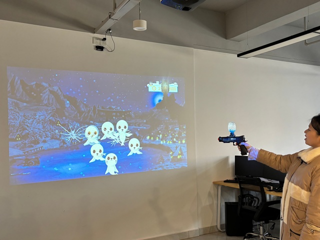 Quick Respond Indoor Toy Gun Shooting Device Interactive Wall Game Gel Gun Laser Gun Interactive Wall Projection Game Device