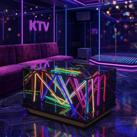 Table basse moderne robuste avec plateau en verre et éclairage LED, design lumineux et vibrant pour salon, hôtel, salle de sport, salles KTV et clubs