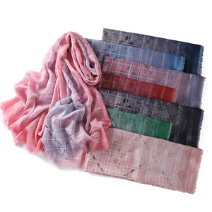 Écharpe à paillettes à carreaux de mode en gros, fil <span class=keywords><strong>doré</strong></span>, longues écharpes musulmanes malaisiennes, foulards pour la tête, hijabs - Product Image 1