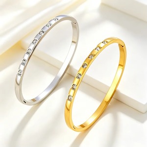 Bracelet manchette élégant en acier inoxydable demi-rangée de cristaux, couleur or et argent inaltérable, pour femme et jeune fille, usage quotidien - Product Image 1