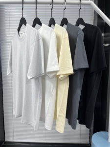 เสื้อยืดผู้ชายแบบไม่มีตะเข็บข้าง น้ำหนัก 230GSM ผ้าฝ้าย 100% สีพื้น ไหล่ปกติ รับผลิตตามสั่งพร้อมโลโก้ OEM สั่งซื้อจำนวนมาก - Product Image 2