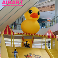 Décoration extérieure de centre commercial : Nouveaux canards gonflables au design original. Canards gonflables amusants pour l'affichage.