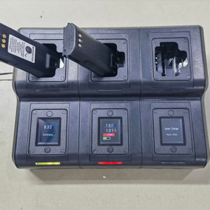 Cargador inteligente de 3 vías con Banco de energía para radios DP4000 <span class=keywords><strong>Sseries</strong></span> SL1M XTS3000 XTS5000 multifunción integrado - Product Image 1