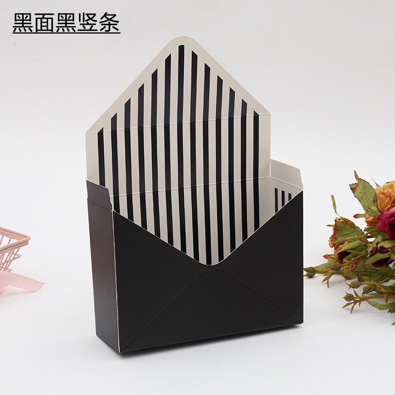 ขนาดใหญ่ที่มีใบหน้าสีดำและลายเส้นแนวตั้งสีดำ