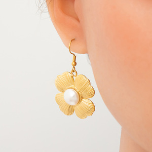 ต่างหูมุกทรงหยดน้ำ ชุบทอง 18K ประดับแบบ Bezel Setting สำหรับใส่ทุกวัน - Product Image 1