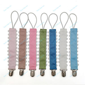 Clips de chupete para bebé recién nacido <span class=keywords><strong>personalizados</strong></span> bordados, Clips de chupete de cinta lisa <span class=keywords><strong>personalizados</strong></span> para niño <span class=keywords><strong>y</strong></span> niña con cadenas seguras - Product Image 4