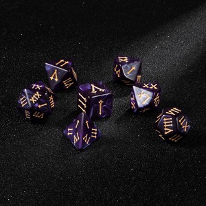 ชุดลูกเต๋าอะคริลิกทรงหลายเหลี่ยม 7 ชิ้น สีม่วง ขอบคม ผลิตด้วยมือ ลายกาแล็กซี่ พร้อมตัวเลขโรมัน เพื่อประสบการณ์ RPG ที่ไม่เหมือนใคร - Product Image 1