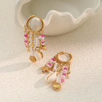 Boucles d'oreilles créoles tendance en acier inoxydable style océan avec pampilles, breloques coquillages et étoiles de mer, perles roses, bijoux d'oreille bohèmes pour les vacances, pour femmes