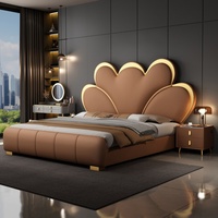 Ensemble de meubles de chambre à coucher de luxe moderne, lits doubles en cuir souple, lits king-size avec bordure en métal, acier inoxydable, bois, pour la maison, la chambre, l'hôtel