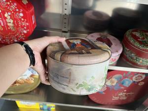 Boîte de bonbons ronde en métal personnalisée en gros avec impression en relief colorée à l'extérieur de la boîte de conserve à prix raisonnable - Product Image 2