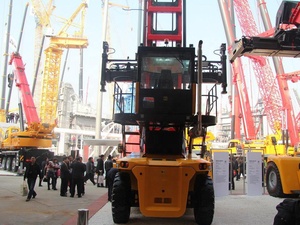 ราคาโรงงาน รถยกตู้คอนเทนเนอร์ยี่ห้อดังรุ่นใหม่ รถยกแบบ Reach Stacker 8 ตัน 9 ตัน ขับเคลื่อน 4 ล้อ สำหรับยกตู้คอนเทนเนอร์เปล่า ขาย - Product Image 3