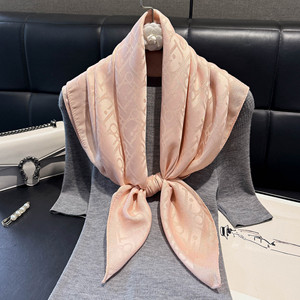 <span class=keywords><strong>Elegante</strong></span> <span class=keywords><strong>Sciarpa</strong></span> Quadrata Jacquard con Lettera D, Lussuoso Foulard in Finta Seta Tencel, Scialle con Filo Dorato per Donne - Product Image 4