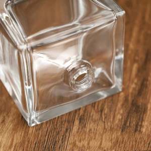 Botella de Perfume Cuadrada de Lujo Transparente Personalizada de Alta Calidad de 50 ml y 100 ml con Tapa de Presión, Serigrafía y Color Personalizado - Product Image 6