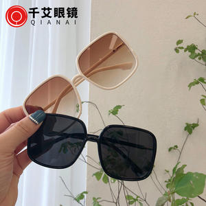 แว่นกันแดดแฟชั่น Qianai กรอบสี่เหลี่ยม ป้องกันรังสียูวี 400 สำหรับทุกเพศ สไตล์สตรีท เหมาะสำหรับขับรถ เลนส์อะซิเตทสีดำเทา - Product Image 5
