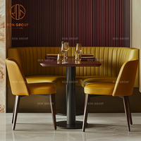 Chaise en cuir rouge, table ronde en marbre et ensemble de canapé incurvé jaune pour les espaces de restauration, café, restaurant