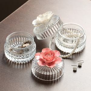 Pot à bonbons exquis d'inspiration européenne avec couvercle en céramique en forme <span class=keywords><strong>de</strong></span> fleur - Idéal pour la décoration et le rangement à la maison - Product Image 4