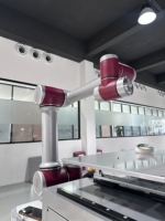 Système de chargement et de déchargement robotisé pour machine de moulage par injection, robot de préhension et de placement pour pièces estampées