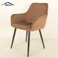 Chaise de salle à manger moderne en velours avec pieds en métal noir, revêtement durable pour la maison et la restauration
