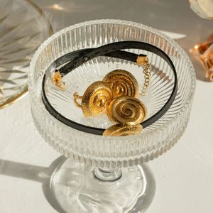 ต่างหูสแตนเลสแบบห่วงเกลียวรูปค้อนสีทอง18K สำหรับผู้หญิงขายส่ง - Product Image 3