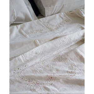 Set Letto Matrimoniale Fatto a Mano in Cotone e Lino con Pizzo di Burano e Ricamo a Punto Raso - Product Image 5