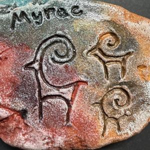 Imán de nevera de cerámica hecho a mano con vórtice eterno, tótem de petroglicofía antigua de Xinjiang, piedra de manifestación de energía mística. - Product Image 4