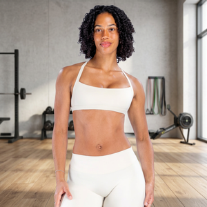 Soutien-gorge de sport blanc pour femme avec col halter et design à encolure carrée pour l'entraînement - Product Image 3