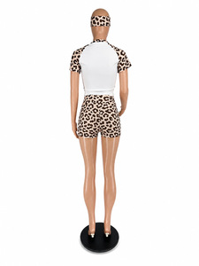 Set Sportivo Estivo da Donna 3 Pezzi: Top Corto con Stampa Leopardata, Fascia per Capelli e Pantaloncini a Vita Alta - Product Image 3