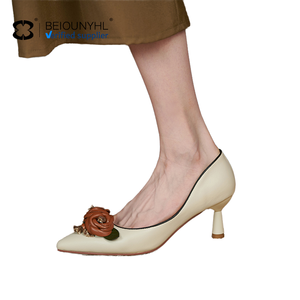 Sandales à talons D'Orsay en cuir véritable respirant et léger pour femmes, élégantes et luxueuses, à bout pointu orné de fleurs, personnalisables - Product Image 3