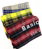Écharpe en polyester à carreaux style universitaire classique, avec pompons colorés de qualité supérieure, châle chaud et doux pour femme, vente en gros