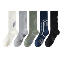 Chaussettes de sport athlétiques tricotées pour l'été avec design réfléchissant, logo personnalisé sur le bord et le bas, respirantes et anti-humidité pour le cyclisme et la course à pied (hommes)