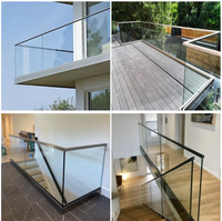Rampe en verre moderne à haute transparence, forme carrée, structure solide pour usage hospitalier et industriel, balustrade au sol
