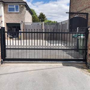 <span class=keywords><strong>Portail</strong></span> <span class=keywords><strong>coulissant</strong></span> en fer sur mesure <span class=keywords><strong>avec</strong></span> lecteur de plaque d'immatriculation <span class=keywords><strong>intégré</strong></span> et reconnaissance de véhicule par IA pour la sécurité - Product Image 4