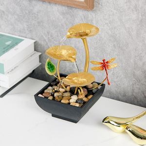 Fontaine d'eau de bureau décorative avec feuilles dorées et libellule, décoration Feng Shui pour le bureau ou la maison - Product Image 1