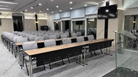 Table de conférence moderne en métal perforé avec plateau en bois et pieds en acier inoxydable pour usage hôtelier et bureautique