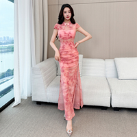 Gaun Cheongsam Cina Modern yang Ditingkatkan, Gaun Pesta Maxi Pink Bermotif Bunga dengan Jaring dan Kerut, Lengan Pendek, Slim Fit untuk Wanita