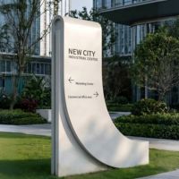 Panneau publicitaire LED modulaire personnalisé de type totem, rétroéclairé latéralement, avec logo 3D rectangulaire de qualité supérieure pour signalétique directionnelle