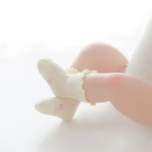 Impugnatura antiscivolo calzini Casual neonata bambina traspirante con Logo Design colorato tubo di cotone in Nylon lavorato a maglia primavera sottile all'ingrosso