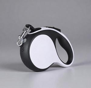 Laisse de chien rétractable classique de luxe, écologique, durable, blanche/noire, 5 mètres, avec lumière LED, libération rapide, sac à crottes, 50 kg - Product Image 1