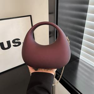 Модная женская сумка-клатч из ПВХ 2026 года, однотонная, с металлической цепочкой, на плечо, для вечеринок - Product Image 2