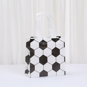 Sac fourre-tout imprimé motif ballon de <span class=keywords><strong>football</strong></span> en non-tissé, idéal pour les cadeaux de fête et la vente en gros - Product Image 3