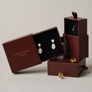Caja de Almacenamiento de Joyería de Cartón Ecológico Cuadrada Color Vino Tinto con Logotipo Personalizado, Forro de Esponja Negra para Aretes, Anillos, Pulseras y Colgantes - Product Image 1