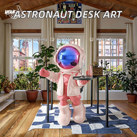 Statue d'astronaute Art déco moderne en résine, artisanat durable, décoration de maison, sculpture de bureau, cadeaux de remise de diplôme, porte-stylos