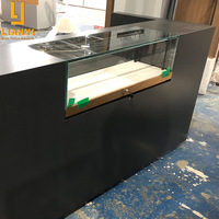 Comptoirs de magasin de détail modernes en bois et verre au design épuré pour l'affichage de bijoux avec options personnalisées