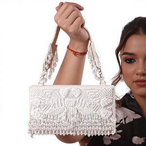 Sac de soirée élégant en forme d'enveloppe orné de perles avec franges en cristal et bandoulière pour les fêtes et les mariages - Product Image 1