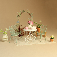 Meubles miniatures en métal personnalisés en gros pour poupées de mode acceptent des tables de chaises évidées faites d'accessoires de maison de poupée