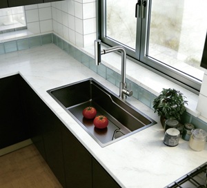 Fregadero de Cocina de un Solo Tazón 750x430mm de Acero Inoxidable 304 Negro Nano con Diseño Trapezoidal de Grano de Arroz, con Recolector de Residuos Triangular - Product Image 3