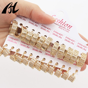 C-557, C-130 Luxuriöses Vergoldetes Strass-Ohrring-Set Exquisites Modisches Creolen- und Stecker-Design Geschenkschmuck für Frauen - Product Image 1